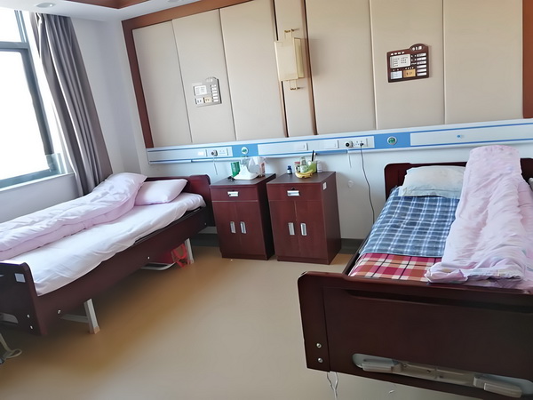 演硬汉成名却情路坎坷，8年不敢谈恋爱，遇小10岁的她成宠妻狂魔